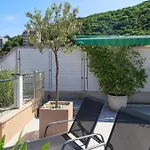 Modern 3-Bedroom Apt With Private Roof-Top Terrace