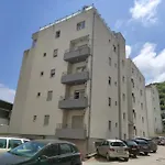 Modern 3-Bedroom Apt With Private Roof-Top Terrace