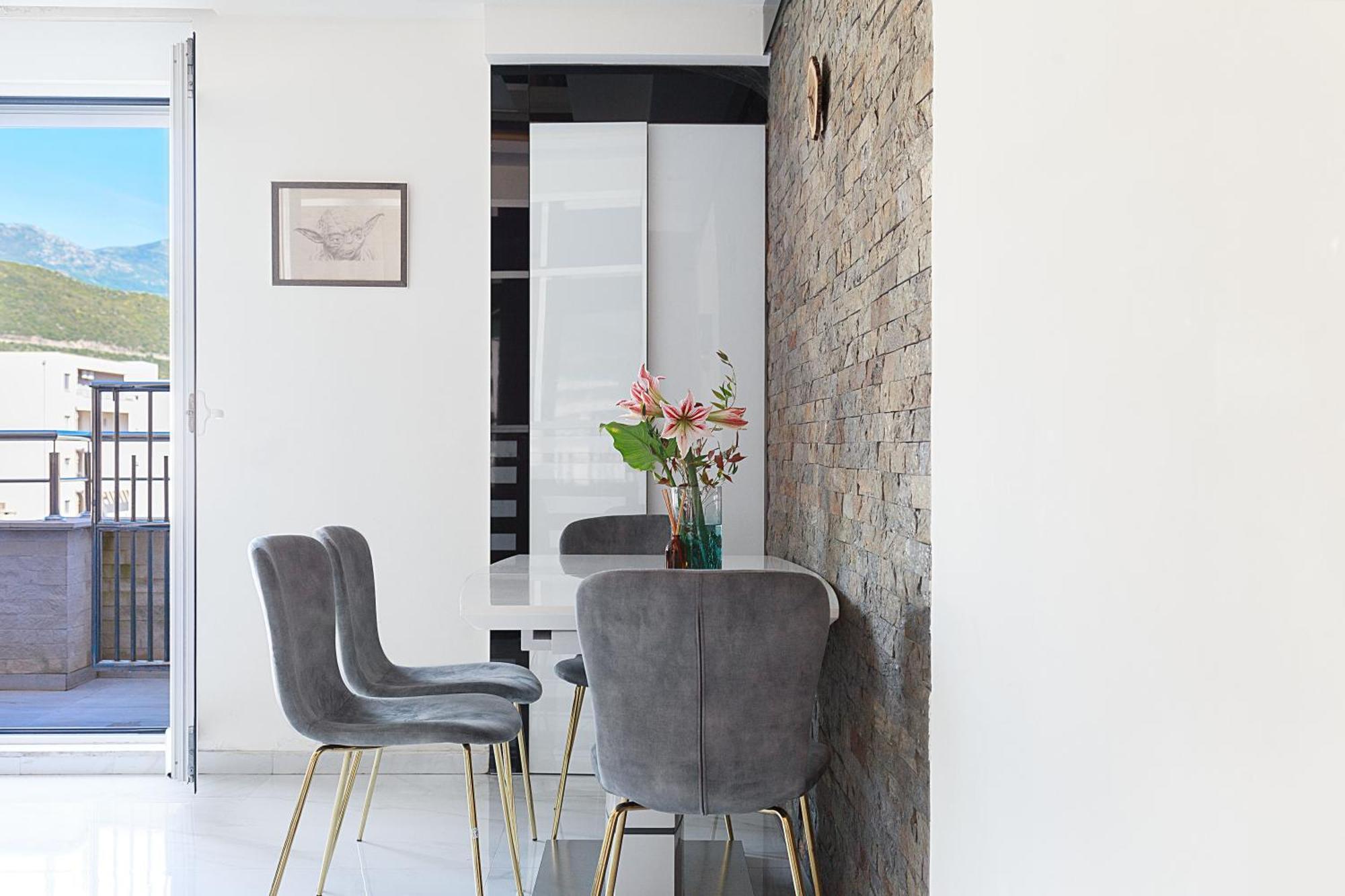 Modern 3-bedroom With Private Roof-top Terrace *