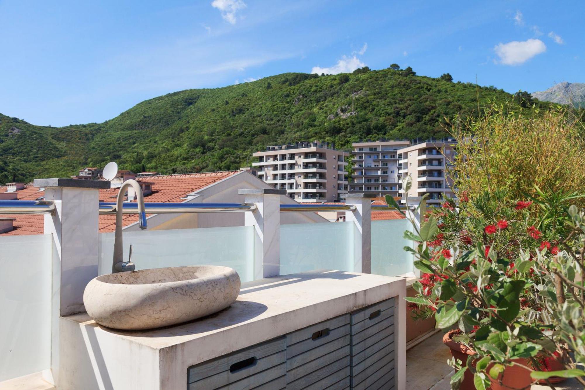 Modern 3-bedroom With Private Roof-top Terrace * Budva