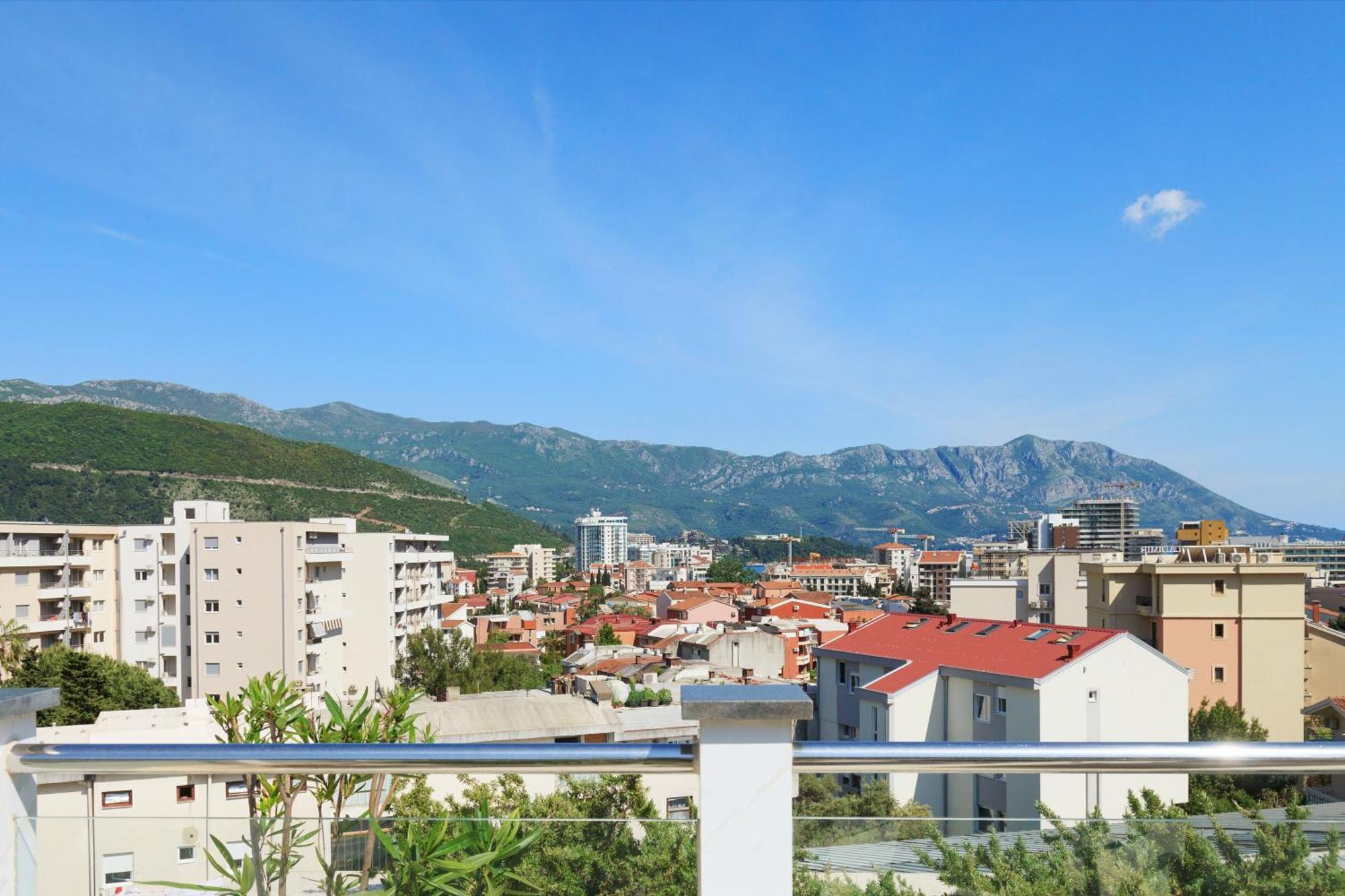 Modern 3-bedroom With Private Roof-top Terrace Apartment