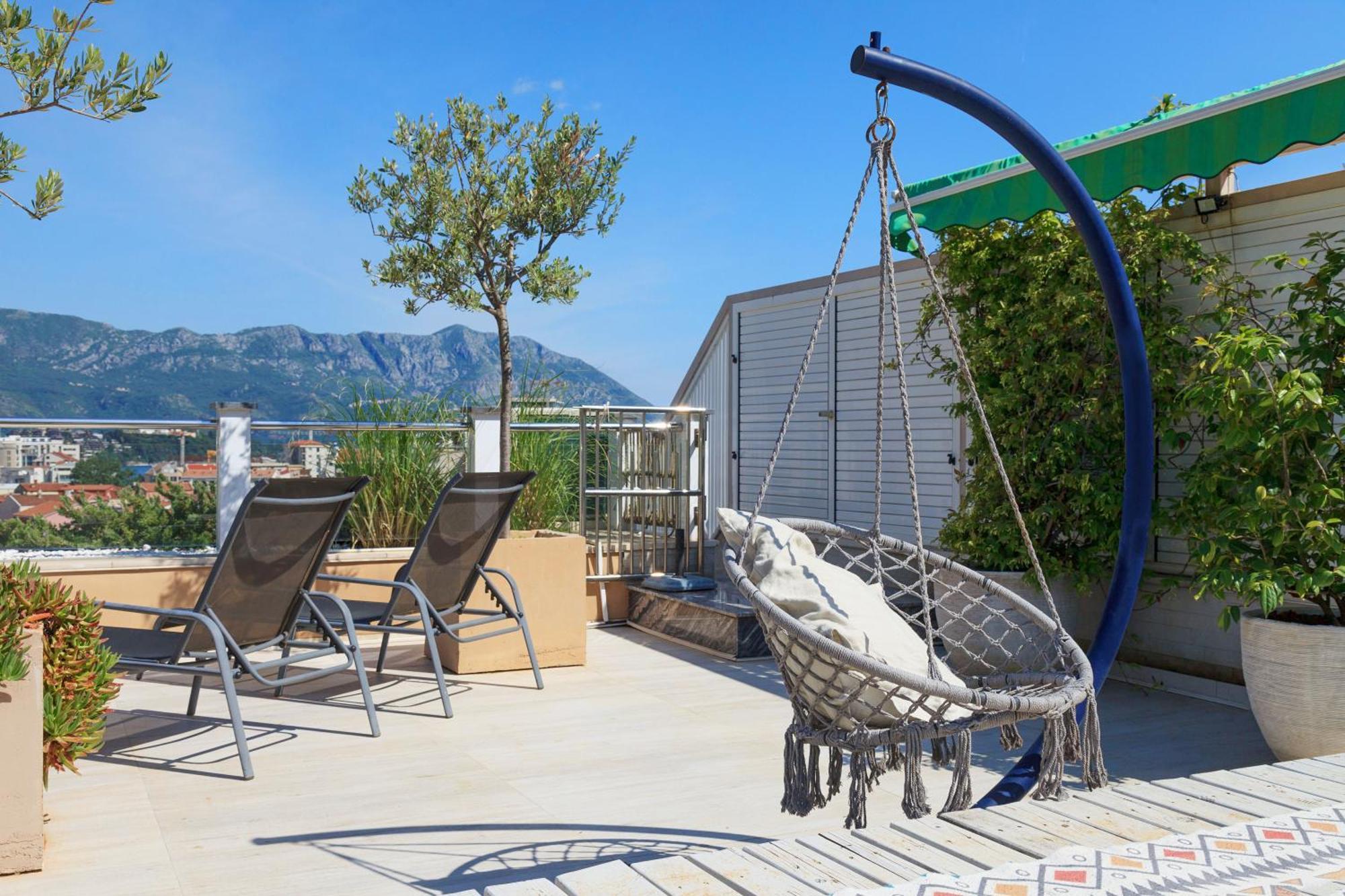 Modern 3-bedroom With Private Roof-top Terrace Apartment *
