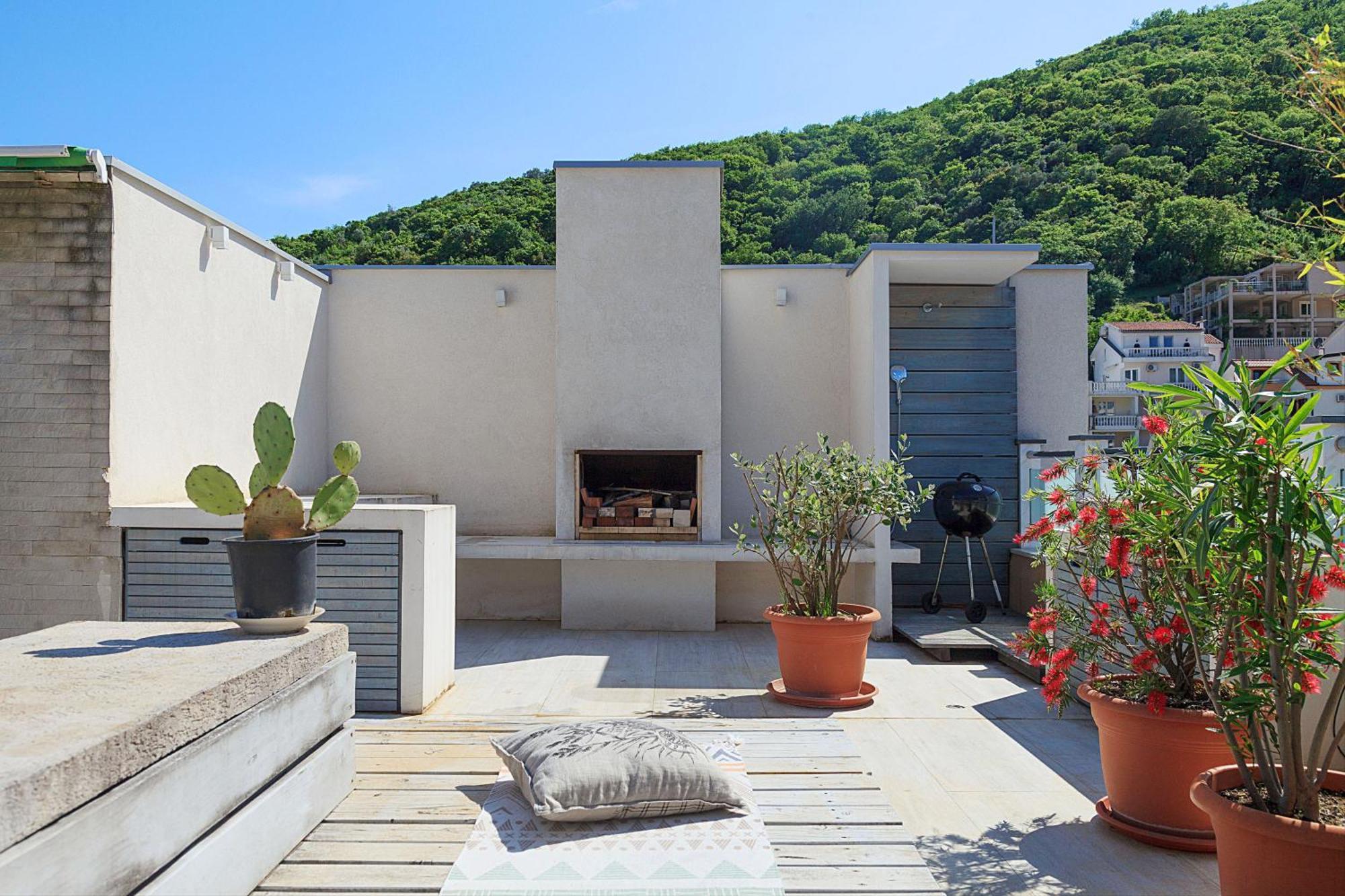 Apartment Modern 3-bedroom With Private Roof-top Terrace *