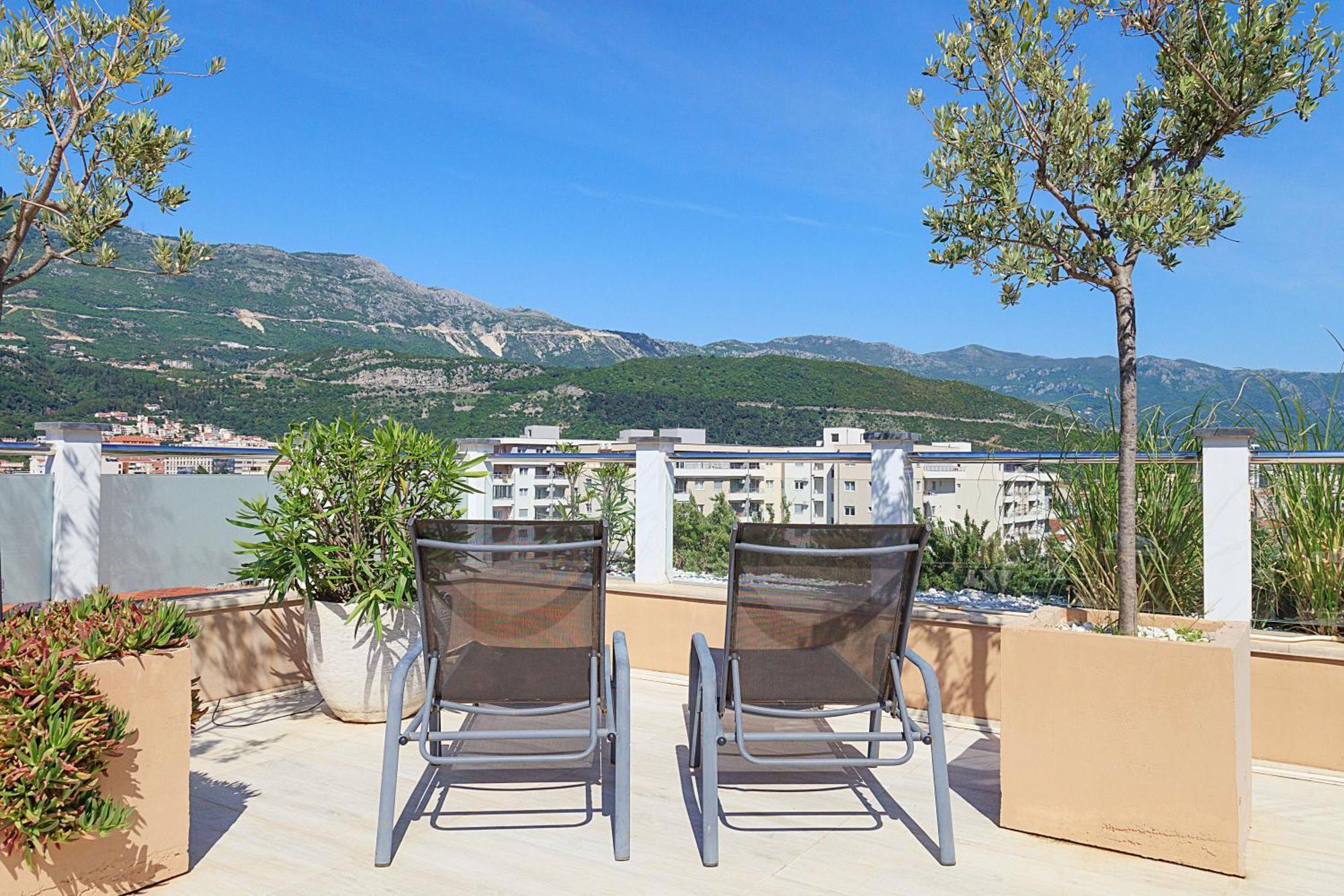 Modern 3-bedroom With Private Roof-top Terrace Budva