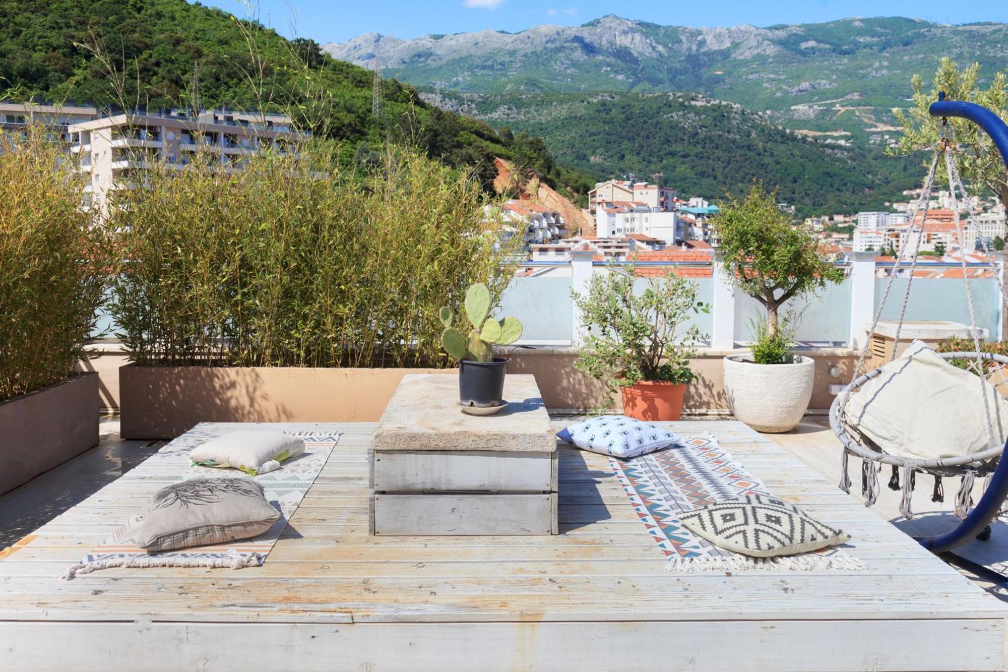Modern 3-bedroom With Private Roof-top Terrace Apartment *